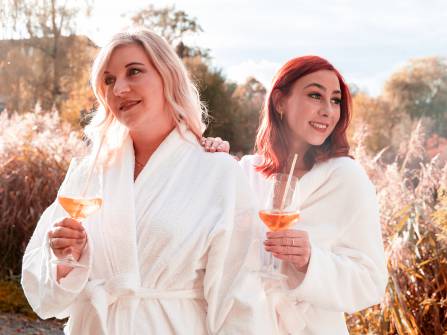 Frauen trinken Aperetiv - Altes Kurhaus