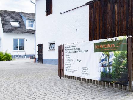 Zugang Ferienwohnung mit Plakat