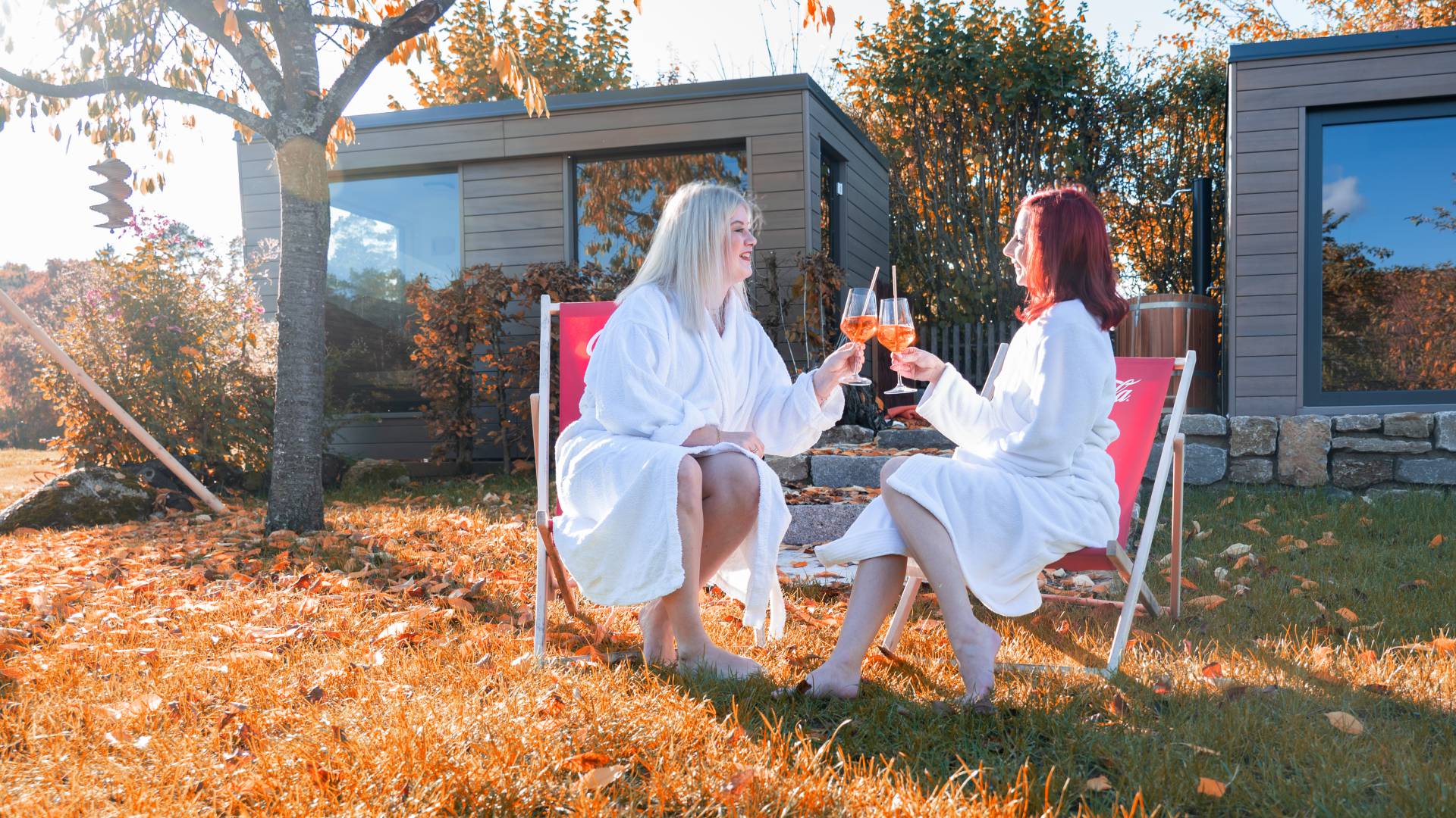 Frauen im Bademantel trinken Aperol