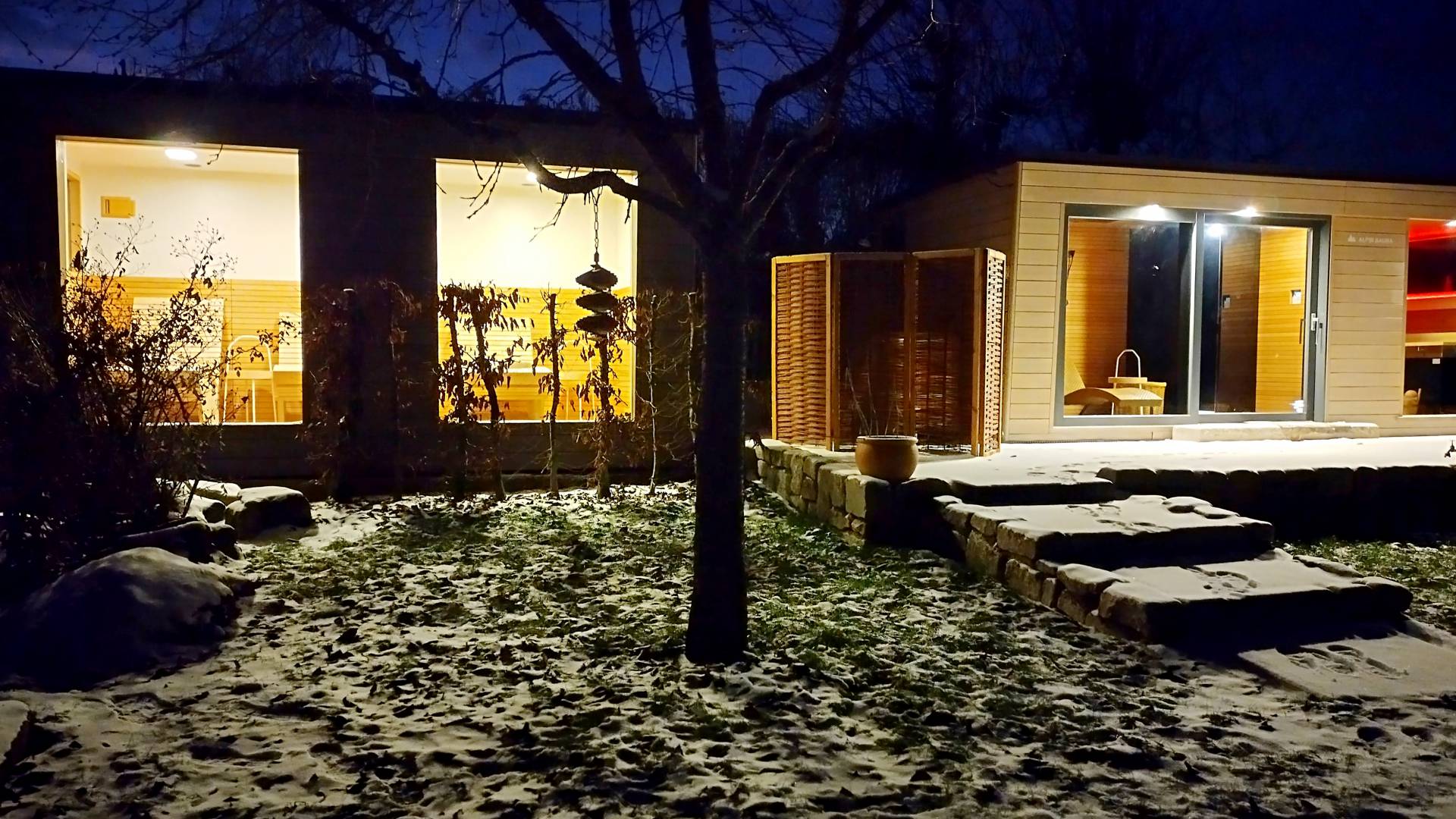 Außenansicht Wellnessbereich im Winter