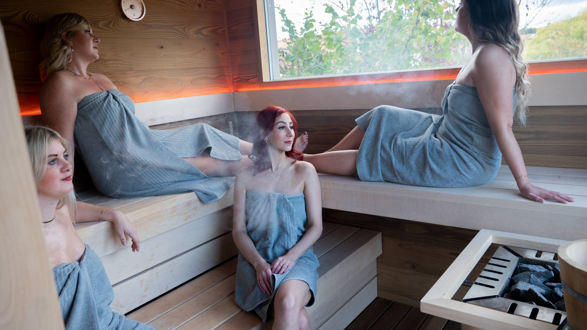 Frauen sitzen in der Sauna