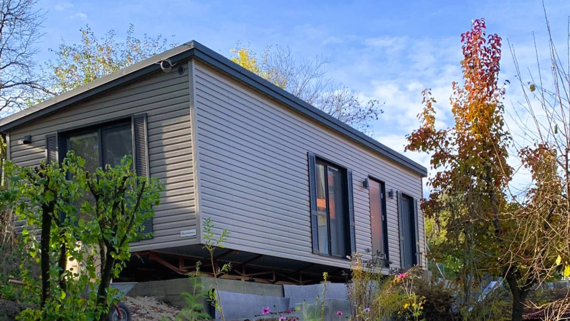 Außenansicht Tiny House im Sommer