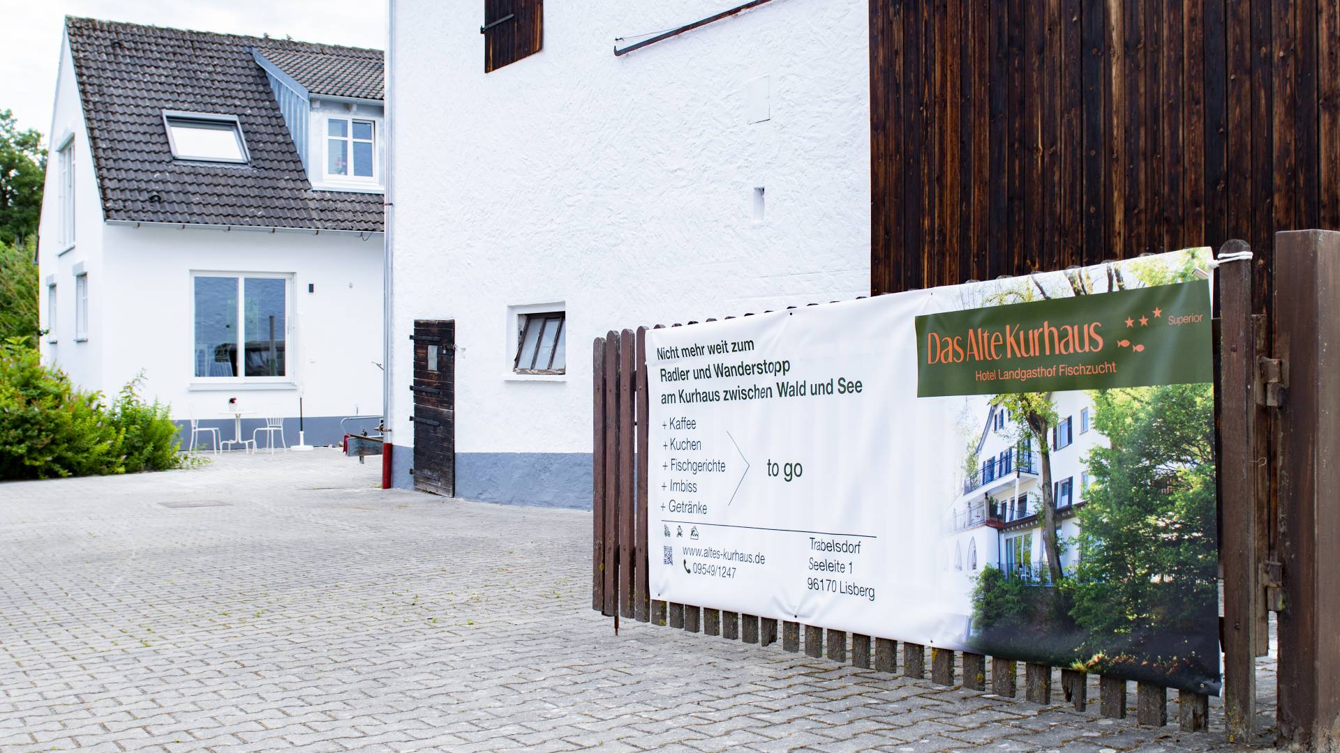 Zugang Ferienwohnung mit Plakat