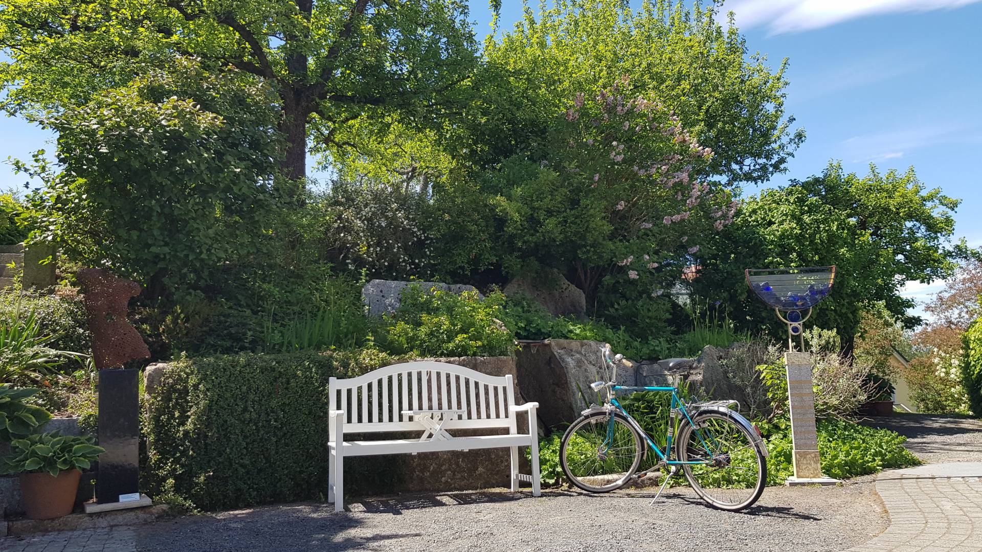 Parkbank und Fahrrad